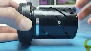 This shows the operation of the front section of the lens