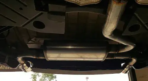 Sideways-mounted muffler