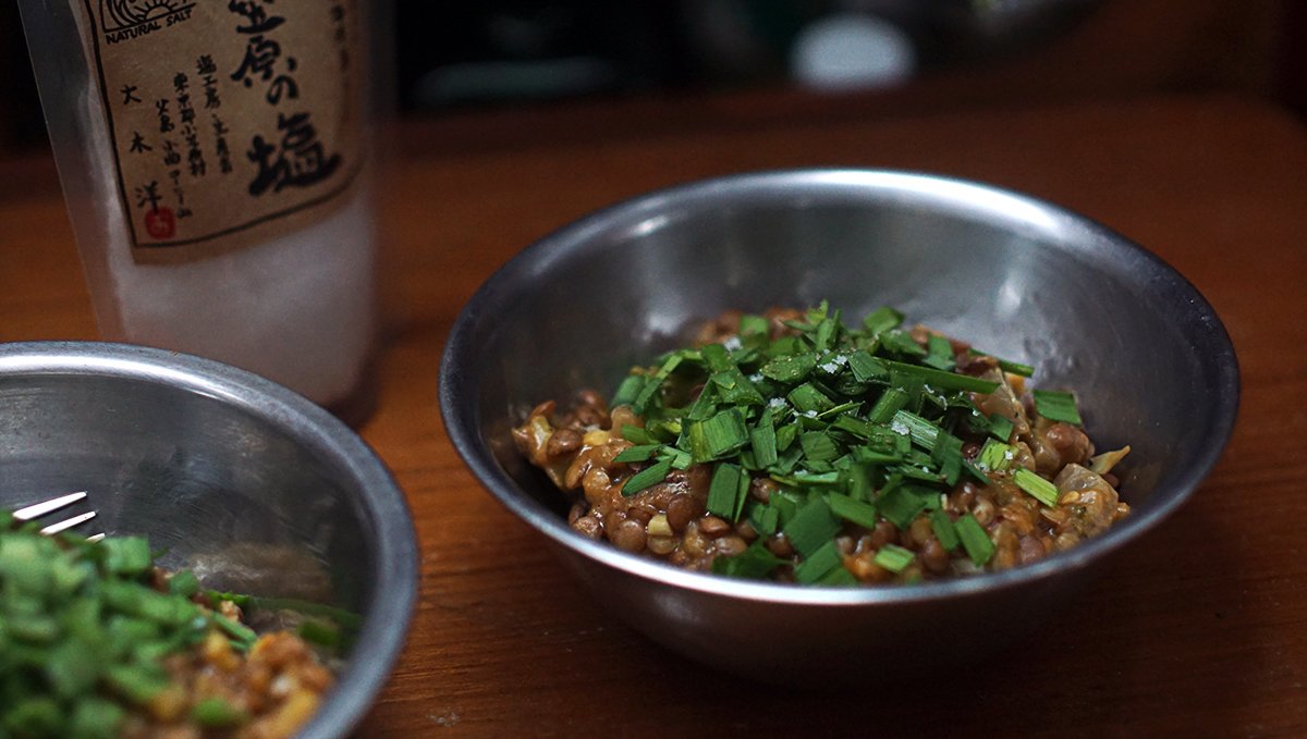 A photo of a bowl of sweet and sour lentils