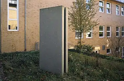 Untitled, 1991, Anroechter Dolomit/Stainless Steel, ca. 300/125/55&nbsp;cm (Location: KIT, Karlsruhe)