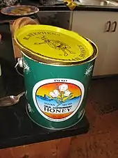 Paint can with bail handle