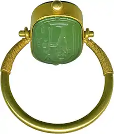 Moveable ring from 664 to 322 BC. Green jasper and gold. The Walters Art Museum.