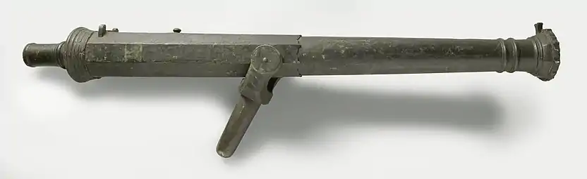 A 1.5-pounder (0.68&nbsp;kg) lilla. 176.5&nbsp;cm long, 5.5&nbsp;cm in caliber.