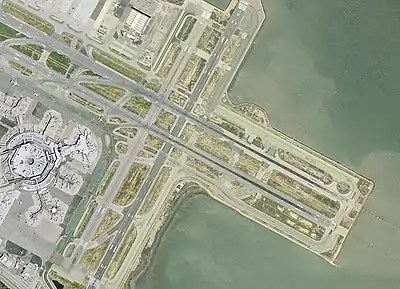 Approximate locations of the wreckage. The arrow indicates the flight direction before impact.