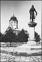 Knutsson's statue facing Vyborg Castle in the 1930s