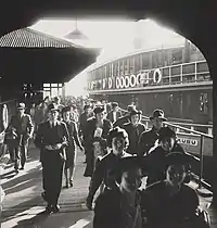 Max Dupain photo of passengers alighting from Kubu at Circular Quay, 1938