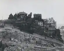 Atkinson House (towards the middle of image) after the 1906 San Francisco earthquake, on the Vallejo Street Crest